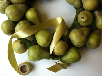 Pear_wreath_ribbon_CU